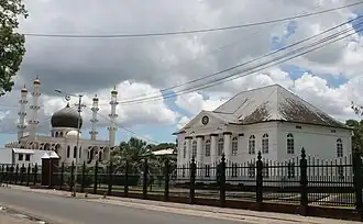 Synagoge en moskee gebroederlijk naast elkaar