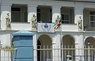 Er staan vier heiligenbeelden boven de hoofdingang: Sint Paulus, Maria met Christuskind, St Vincentius a Paulo en Sint Petrus.