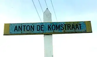 Naambordje van de Anton de Komstraat in Paramaribo