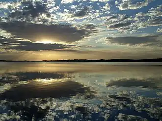 Gezicht van de rivier in de gemeente van Paranapanema