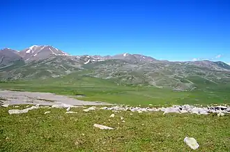 Ninotsminda ligt in het Dzjavacheti-hoogland: Stratovulkaan Didi Aboeli in het Samsarigebergte