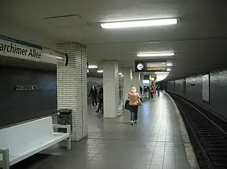 Het functioneel ingerichte perron van station Parchimer Allee