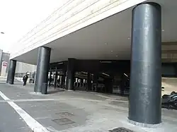 De dragende zuilen bij de ingang