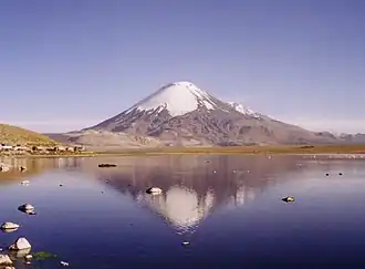 Parinacota met op de voorgrond Lago Chungará.
