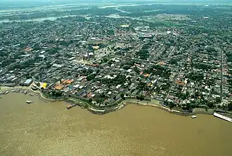 Uitzicht op Parintins en de Amazone