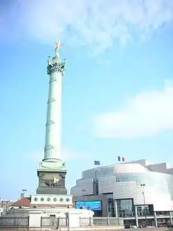 Gedenkzuil op Place de la Bastille met erachter de Opera