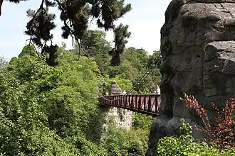 De Passerelle suspendue (hangende loopbrug) van Eiffel in het Parc des Buttes-Chaumont