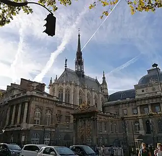 De Sainte-Chapelle uittorenend boven de gebouwen van het Palais de Justice op het Île de la Cité