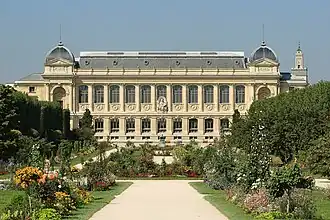 Grande Galerie de l'Évolution gezien vanuit de Jardin des Plantes