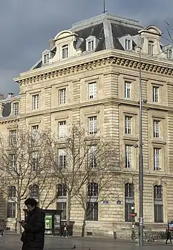 Caserne Vérines, hoekpaviljoen