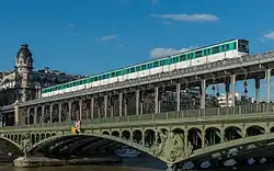 Lijn 6 op de Pont de Bir-Hakeim over de Seine
