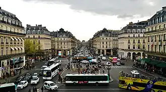 Zicht vanaf de Opéra Garnier op het plein en de Avenue de l'Opéra