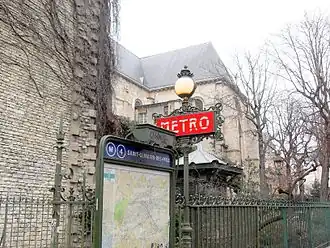 Het metrostation bij de gelijknamige kerk