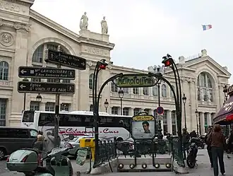 Een ingang van het station aan de rue de Dunkerque, voor het stationsgebouw
