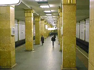 Het perron met tl verlichting