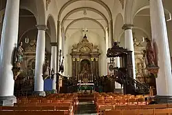 Het kerkschip en hoofdaltaar