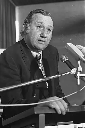 Drs. J.A.P.M. Beekmans bij zijn aftreden als D66-voorzitter (1971)