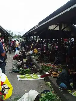 Gezicht op een deel van de markt van Wamena