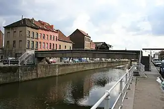 De oude, ondertussen vervangen voetgangersbrug.