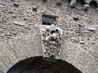 Wapenschild van Pius IV van de familie Medici boven een van de doorgangen die hij in de Leontijnse Muur heeft laten maken.