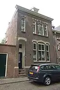 Kosterswoning bij kerk