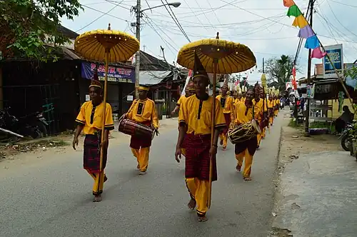 Boeginezen in traditionele kledij in een optocht