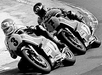 Pat Hennen was de eerste Amerikaan die indruk maakte in de 500cc-klasse. Hier tijdens de Franse GP van 1978 voor Barry Sheene. Een week later kreeg hij tijdens de TT van Man een ernstig ongeluk dat zijn carrière beëindigde.