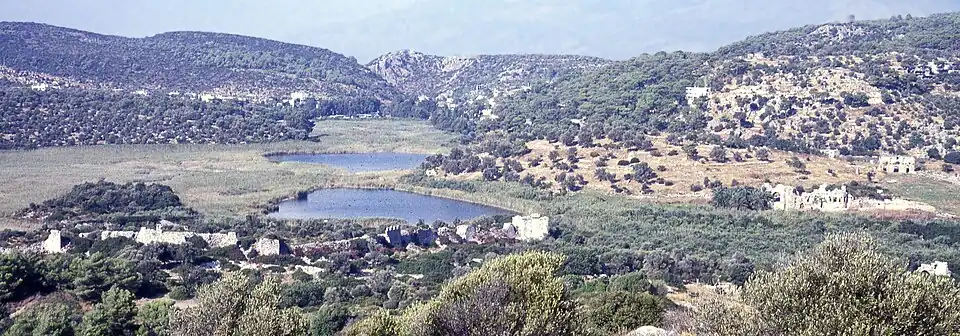 Patara vanuit het zuidoosten gezien, met het voormalige havengebied, dat nu uit drasland en meertjes bestaat.