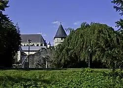 Faliezusterspark met Pater Vincktoren en muurrestant