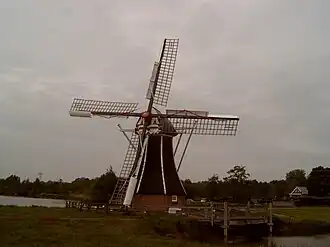Molen De Helper aan de oostoever van het Paterswoldsemeer