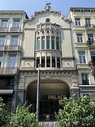 Hoofdingang aan de Anspachlaan