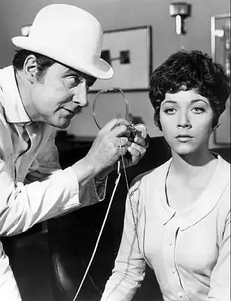 Macnee en Linda Thorson in 1968, op een publiciteitsfoto voor de serie De Wrekers