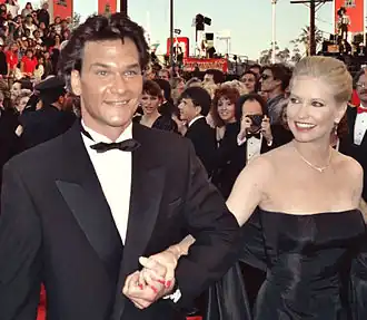 Patrick Swayze en zijn vrouw Lisa Niemi tijdens de 61ste Oscaruitreiking (1989)