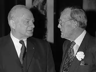 Paul Delouvrier (l.) ontvangt de Erasmusprijs (1985)