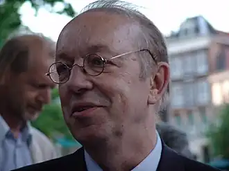 Paul Marijnis tijdens de gedichtenavond van de stichting Tegen-Beeld in Leiden in juni 2005, waar hij onder andere zijn gedicht 'Zwarte zwanen' voordroeg.