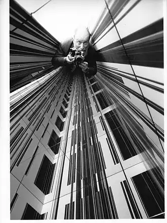 Paul Van den Abeele, zelfportret in het 'Environnement' van Luc Peire