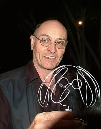 Paul Whitehead met beeld John Lennon (2008)