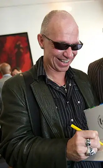 Paul van Loon met kenmerkende zwarte zonnebril