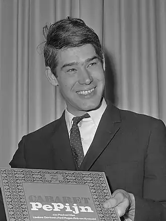 Paul van Vliet biedt de eerste plaat van zijn Cabaret PePijn aan aan minister Vrolijk van Cultuur, Recreatie en Maatschappelijk werk, 23 maart 1966