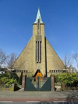 Symmetrische voorgevel, ingang en toren