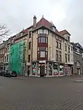 Hoekpand met winkel en bovenwoningen in Jugendstil-trant