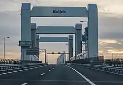 De Botlekbrug, gezien in westelijke richting.