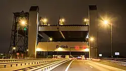 De geopende Botlekbrug tijdens onderhoud, gezien in oostelijke richting.