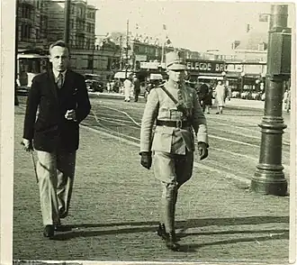 Luitenant P.C. Kroon in uniform op een onbekende plek.