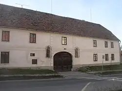 Huis met beelden in nissen bij de voordeur