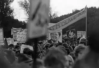 Vredesdemonstratie in Den Haag, 29 oktober 1983, waarbij meer dan een half miljoen mensen op de been kwamen. Omdat de demonstratie ook buiten het centrum was, reden bijna alle tram & buslijnen heel anders, of geheel niet. In het demonstratiegebied reed helemaal geen verkeer.[1]