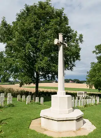 Overzicht met Cross of Sacrifice