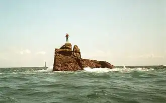 Peaked Rock, een van de Crim Rocks (2001). Links is op de achtergrond de vuurtoren van Bishop Rock te zien.