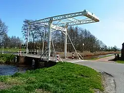 Ophaalbrug (1930) over de Doezumertocht bij Peebos