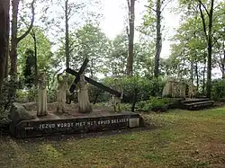 Twee van de veertien gebeeldhouwde scènes in het processiepark